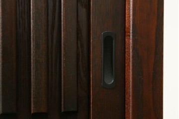 中古　美品　整然と並ぶ格子戸が魅力の水屋箪笥　(R-090273)