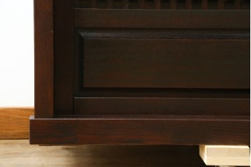 中古　美品　整然と並ぶ格子戸が魅力の水屋箪笥　(R-090273)
