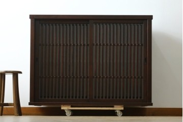 中古　美品　整然と並んだ格子戸が美しい収納棚　(R-090274)