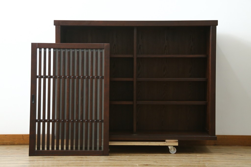 中古　美品　整然と並んだ格子戸が美しい収納棚　(R-090274)