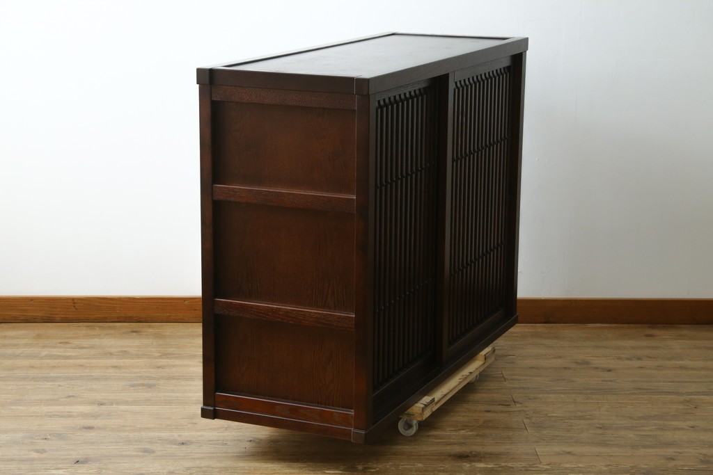 中古　美品　整然と並んだ格子戸が美しい収納棚　(R-090274)