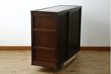 中古　美品　整然と並んだ格子戸が美しい収納棚　(R-090274)