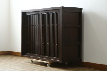 中古　美品　整然と並んだ格子戸が美しい収納棚　(R-090274)