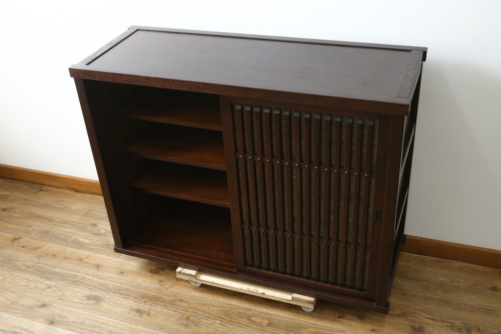 中古　美品　整然と並んだ格子戸が美しい収納棚　(R-090274)