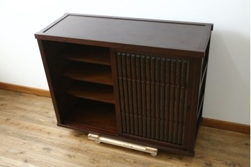 中古　美品　整然と並んだ格子戸が美しい収納棚　(R-090274)