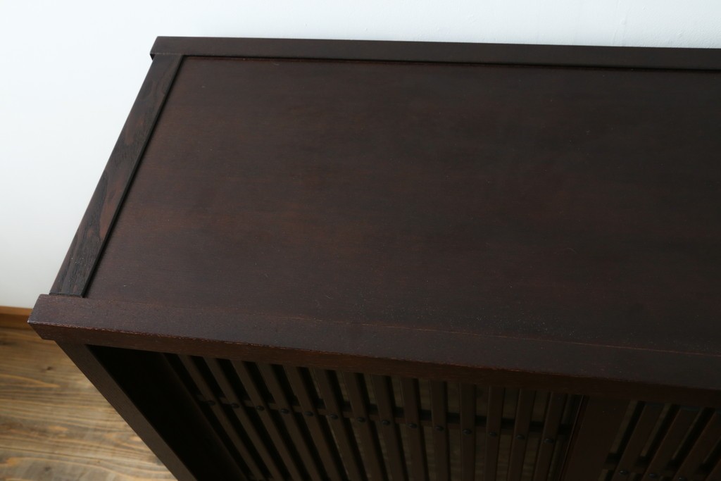 中古　美品　整然と並んだ格子戸が美しい収納棚　(R-090274)