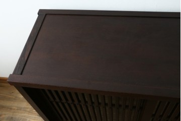 中古　美品　整然と並んだ格子戸が美しい収納棚　(R-090274)