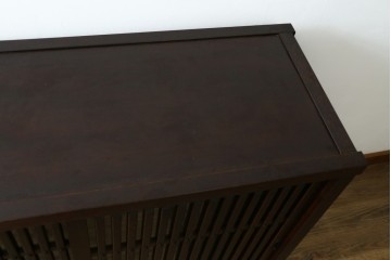 中古　美品　整然と並んだ格子戸が美しい収納棚　(R-090274)