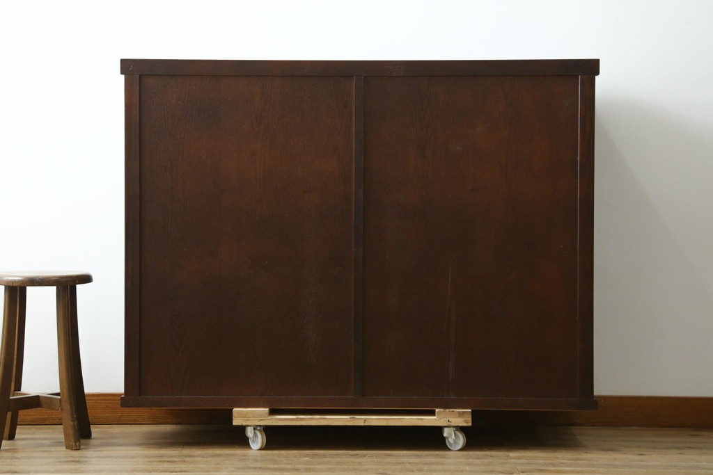 中古　美品　整然と並んだ格子戸が美しい収納棚　(R-090274)