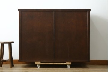 中古　美品　整然と並んだ格子戸が美しい収納棚　(R-090274)