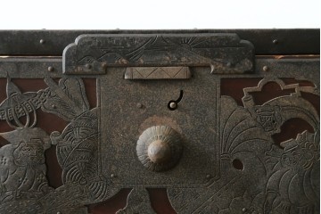 和製アンティーク　漆塗り　吉祥文様の金具が繊細で美しい佐渡八幡箪笥　(R-090276)