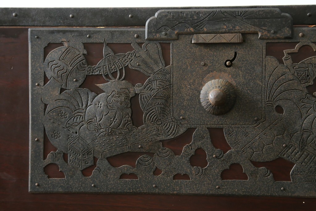 和製アンティーク　漆塗り　吉祥文様の金具が繊細で美しい佐渡八幡箪笥　(R-090276)