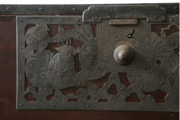 和製アンティーク　漆塗り　吉祥文様の金具が繊細で美しい佐渡八幡箪笥　(R-090276)