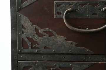 和製アンティーク　漆塗り　吉祥文様の金具が繊細で美しい佐渡八幡箪笥　(R-090276)