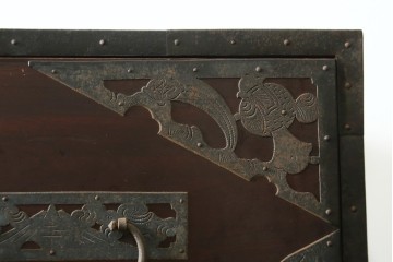 和製アンティーク　漆塗り　吉祥文様の金具が繊細で美しい佐渡八幡箪笥　(R-090276)