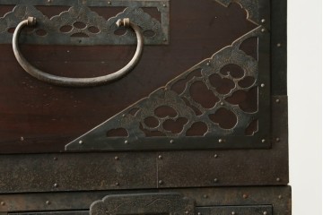 和製アンティーク　漆塗り　吉祥文様の金具が繊細で美しい佐渡八幡箪笥　(R-090276)