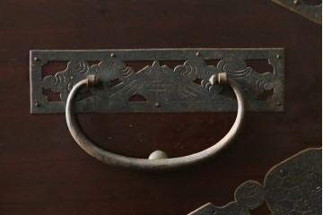 和製アンティーク　漆塗り　吉祥文様の金具が繊細で美しい佐渡八幡箪笥　(R-090276)