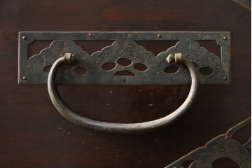 和製アンティーク　漆塗り　吉祥文様の金具が繊細で美しい佐渡八幡箪笥　(R-090276)