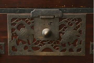 和製アンティーク　漆塗り　吉祥文様の金具が繊細で美しい佐渡八幡箪笥　(R-090276)