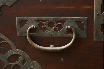和製アンティーク　漆塗り　吉祥文様の金具が繊細で美しい佐渡八幡箪笥　(R-090276)