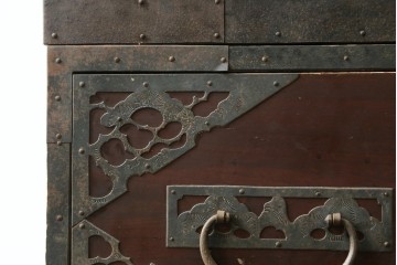 和製アンティーク　漆塗り　吉祥文様の金具が繊細で美しい佐渡八幡箪笥　(R-090276)