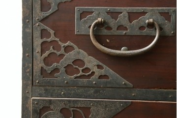 和製アンティーク　漆塗り　吉祥文様の金具が繊細で美しい佐渡八幡箪笥　(R-090276)