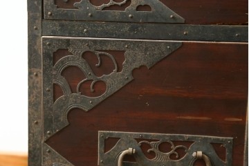 和製アンティーク　漆塗り　吉祥文様の金具が繊細で美しい佐渡八幡箪笥　(R-090276)