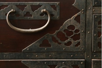 和製アンティーク　漆塗り　吉祥文様の金具が繊細で美しい佐渡八幡箪笥　(R-090276)