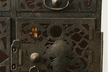 和製アンティーク　漆塗り　吉祥文様の金具が繊細で美しい佐渡八幡箪笥　(R-090276)