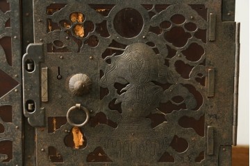 和製アンティーク　漆塗り　吉祥文様の金具が繊細で美しい佐渡八幡箪笥　(R-090276)