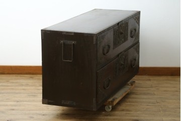 和製アンティーク　漆塗り　吉祥文様の金具が繊細で美しい佐渡八幡箪笥ローチェスト　(R-090277)