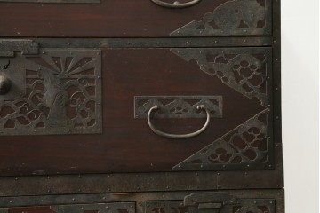 和製アンティーク　漆塗り　吉祥文様の金具が繊細で美しい佐渡八幡箪笥ローチェスト　(R-090277)