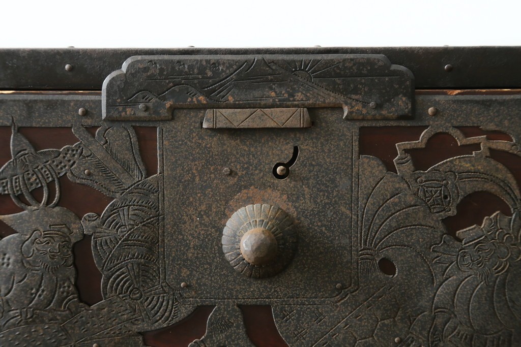 和製アンティーク　漆塗り　吉祥文様の金具が繊細で美しい佐渡八幡箪笥ローチェスト　(R-090277)