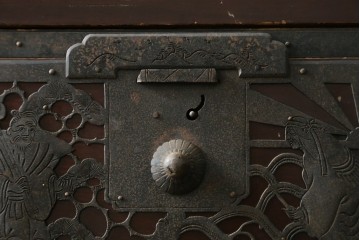 和製アンティーク　漆塗り　吉祥文様の金具が繊細で美しい佐渡八幡箪笥ローチェスト　(R-090277)