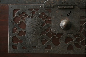 和製アンティーク　漆塗り　吉祥文様の金具が繊細で美しい佐渡八幡箪笥ローチェスト　(R-090277)
