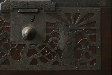 和製アンティーク　漆塗り　吉祥文様の金具が繊細で美しい佐渡八幡箪笥ローチェスト　(R-090277)
