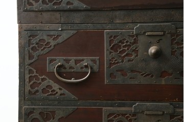 和製アンティーク　漆塗り　吉祥文様の金具が繊細で美しい佐渡八幡箪笥ローチェスト　(R-090278)
