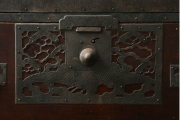 和製アンティーク　漆塗り　吉祥文様の金具が繊細で美しい佐渡八幡箪笥ローチェスト　(R-090278)