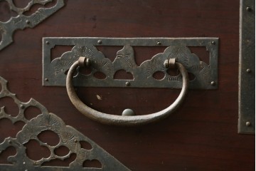 和製アンティーク　漆塗り　吉祥文様の金具が繊細で美しい佐渡八幡箪笥ローチェスト　(R-090278)