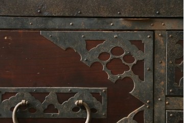 和製アンティーク　漆塗り　吉祥文様の金具が繊細で美しい佐渡八幡箪笥ローチェスト　(R-090278)