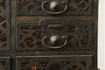 和製アンティーク　漆塗り　吉祥文様の金具が繊細で美しい佐渡八幡箪笥ローチェスト　(R-090278)