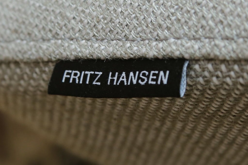 中古　美品　FRITZ HANSEN(フリッツハンセン)　ピエロ・リッソーニ(Piero Lissoni)デザイン　PL112S　洗練されたフォルムの2人掛けソファ　定価約110万円　(R-090280)