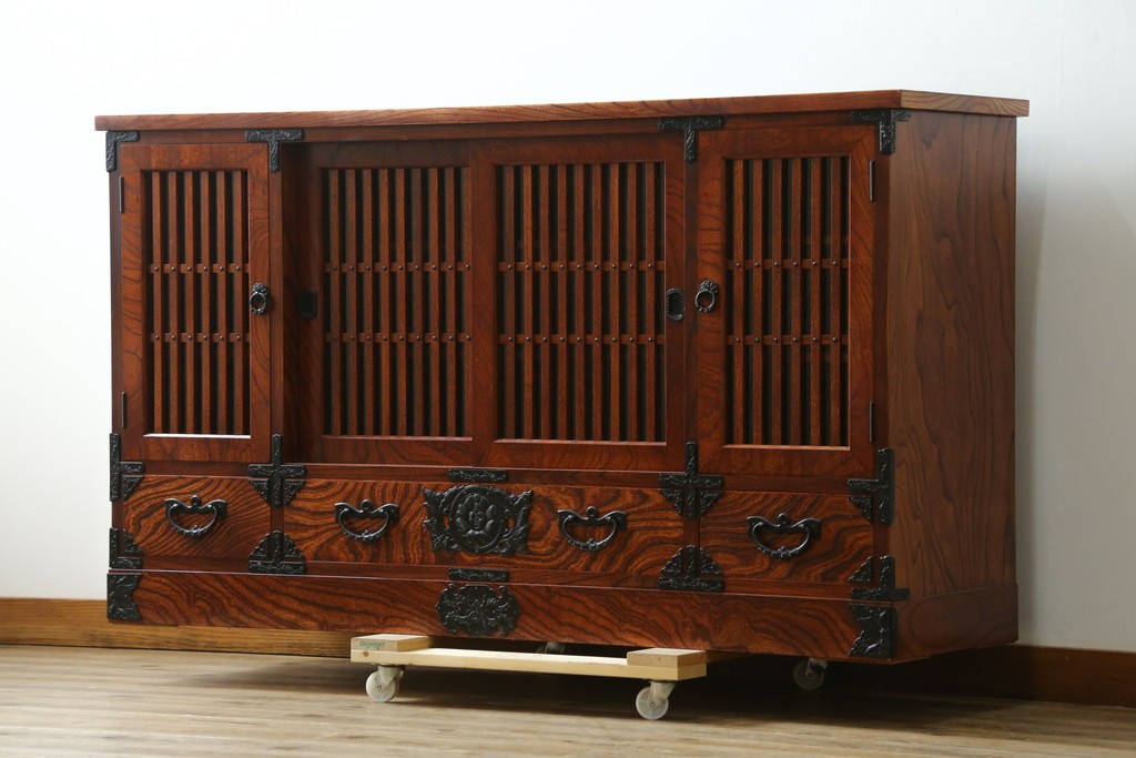 中古　美品　岩谷堂箪笥　格子戸と重厚な金具が趣を添えるサイドボード　(R-090282)