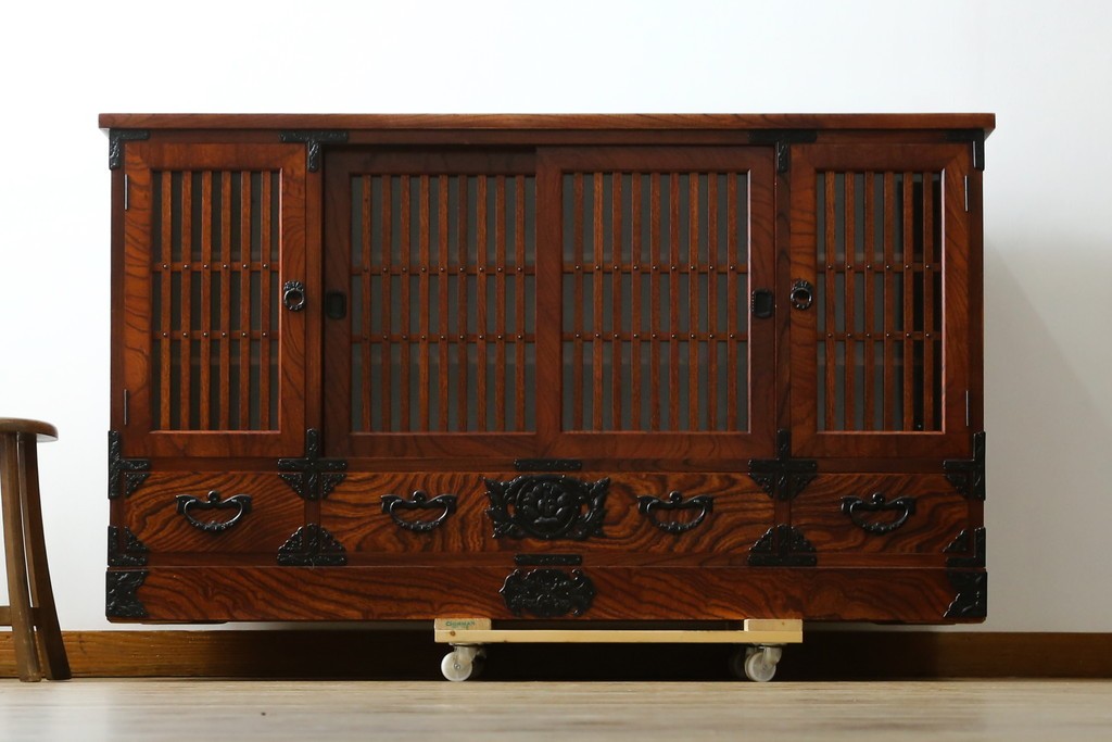 中古　美品　岩谷堂箪笥　格子戸と重厚な金具が趣を添えるサイドボード　(R-090282)