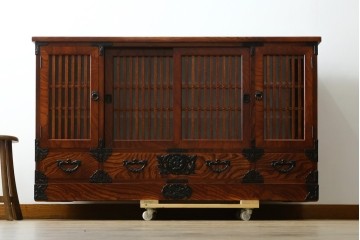 中古　美品　岩谷堂箪笥　格子戸と重厚な金具が趣を添えるサイドボード　(R-090282)