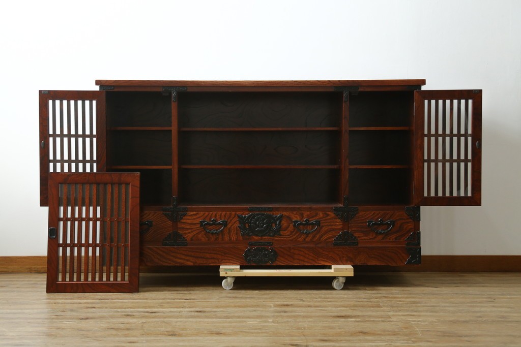 中古　美品　岩谷堂箪笥　格子戸と重厚な金具が趣を添えるサイドボード　(R-090282)