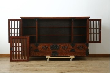 中古　美品　岩谷堂箪笥　格子戸と重厚な金具が趣を添えるサイドボード　(R-090282)