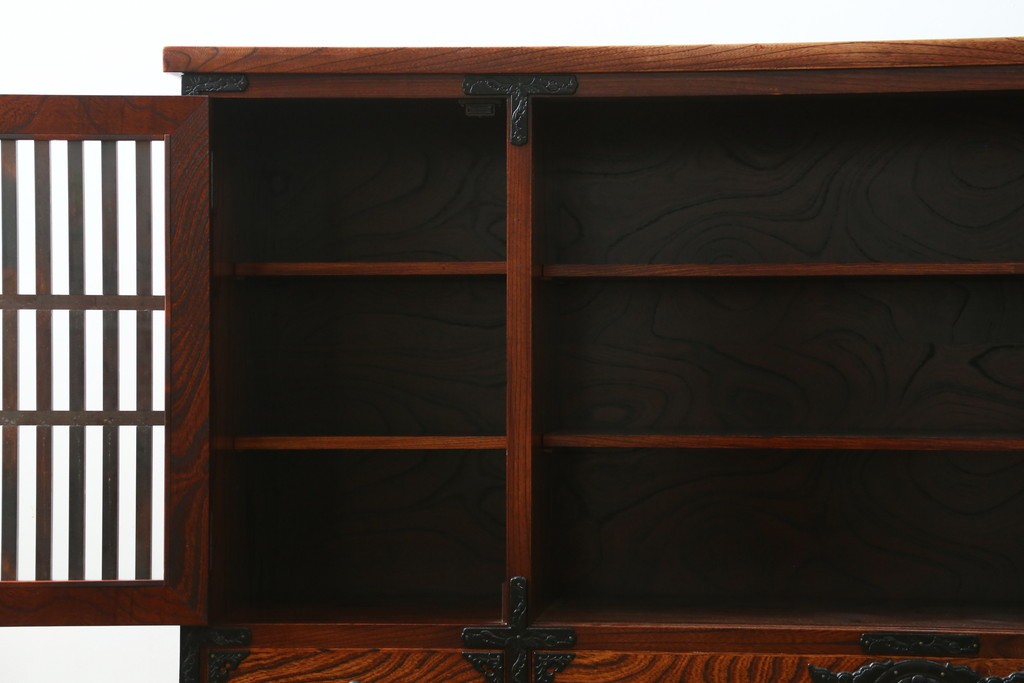 中古　美品　岩谷堂箪笥　格子戸と重厚な金具が趣を添えるサイドボード　(R-090282)