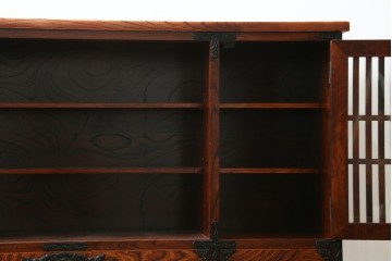 中古　美品　岩谷堂箪笥　格子戸と重厚な金具が趣を添えるサイドボード　(R-090282)