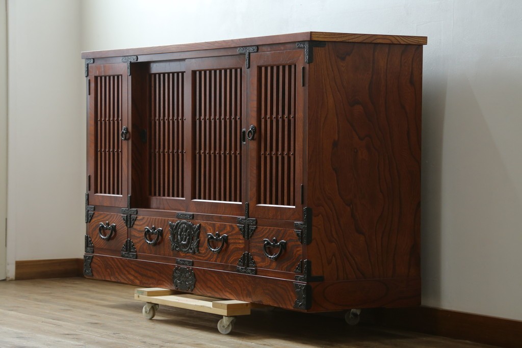 中古　美品　岩谷堂箪笥　格子戸と重厚な金具が趣を添えるサイドボード　(R-090282)
